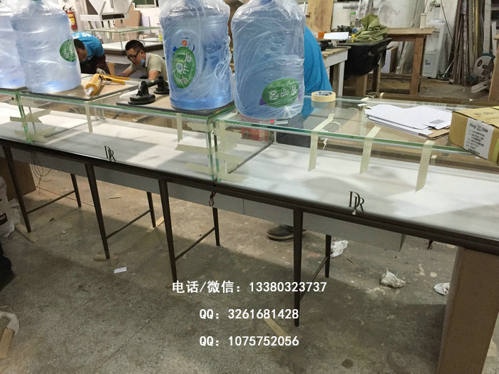 高端尊贵的不锈钢珠宝展柜能更好的突出商品价