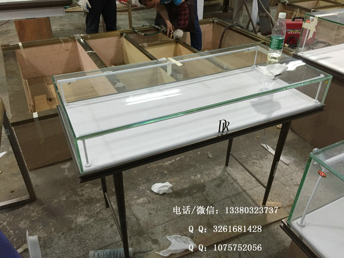 大品牌倾向于选择不锈钢珠宝展柜