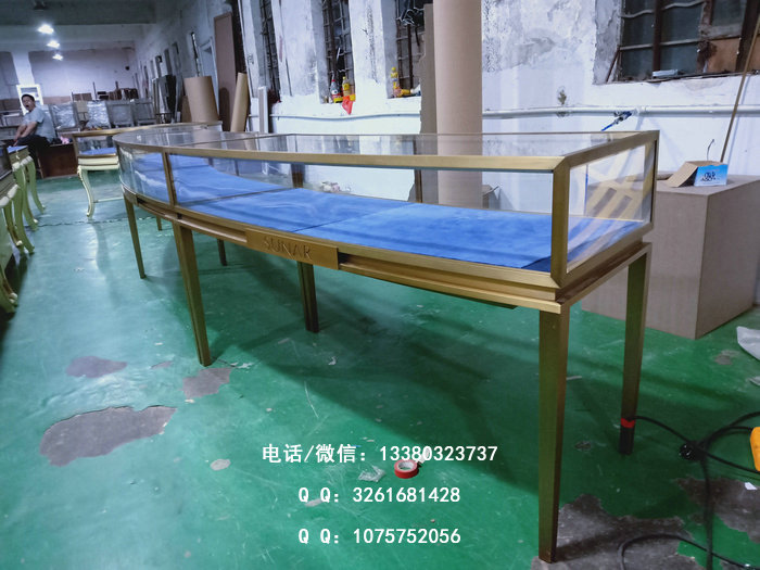 弧形卡地亚珠宝展柜