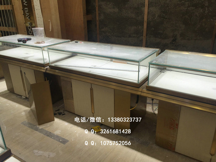 珠宝展柜是一种行之有效的广告载体