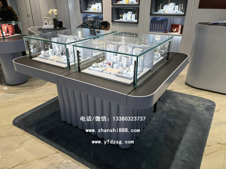 针对女性的首饰展柜如何设计