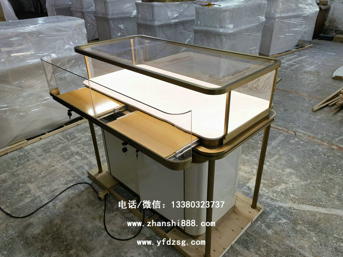 弧形玻璃展柜